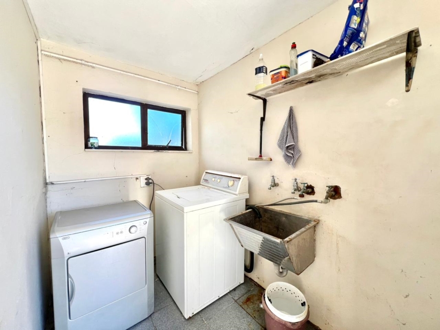 5 Bedroom Property for Sale in Paradise Beach Eastern Cape